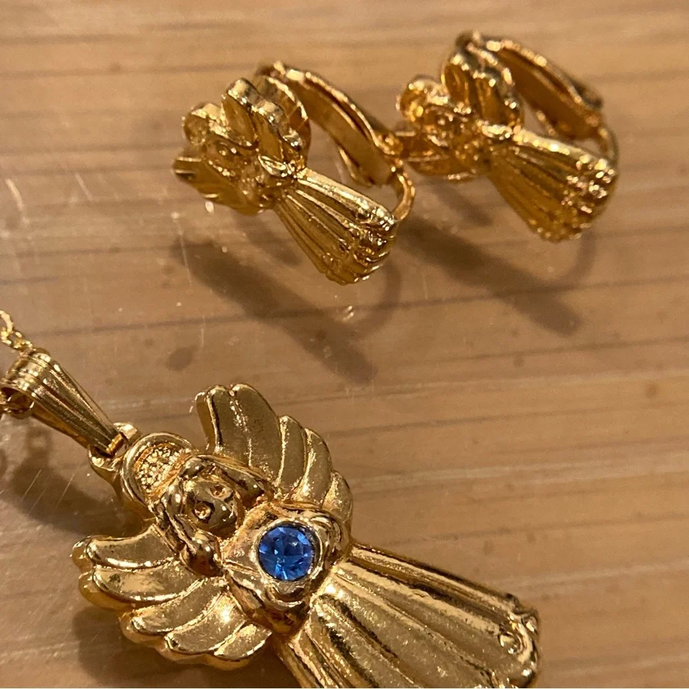 Vintage 90’s Avon Golden Heavenly Angel Pendant/Clip on Earrings. Blue Stone